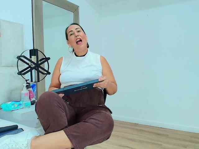 Sara-BigAss Sara-BigAss