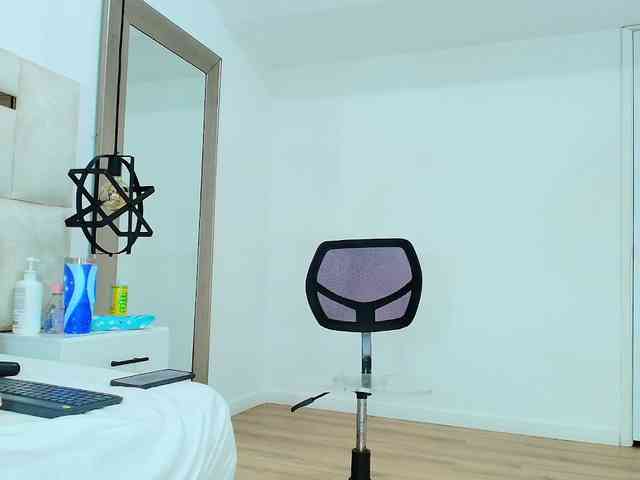 Sara-BigAss Sex Cam Show