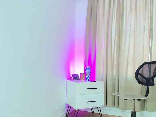 sara-bigass's live room