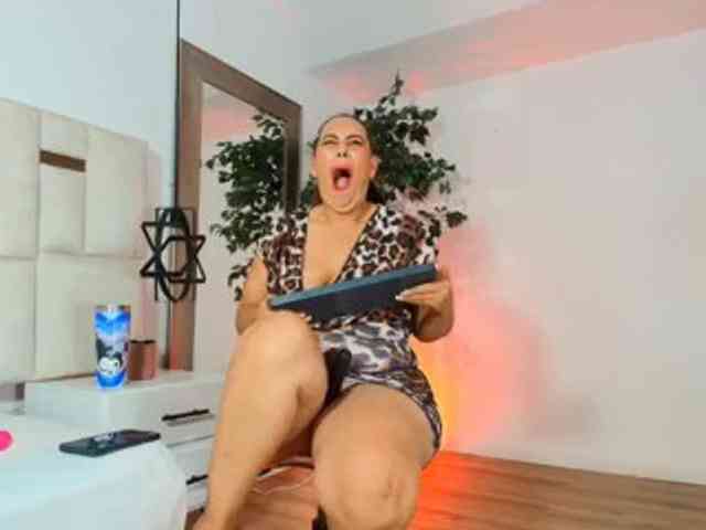 sara-bigass's live room