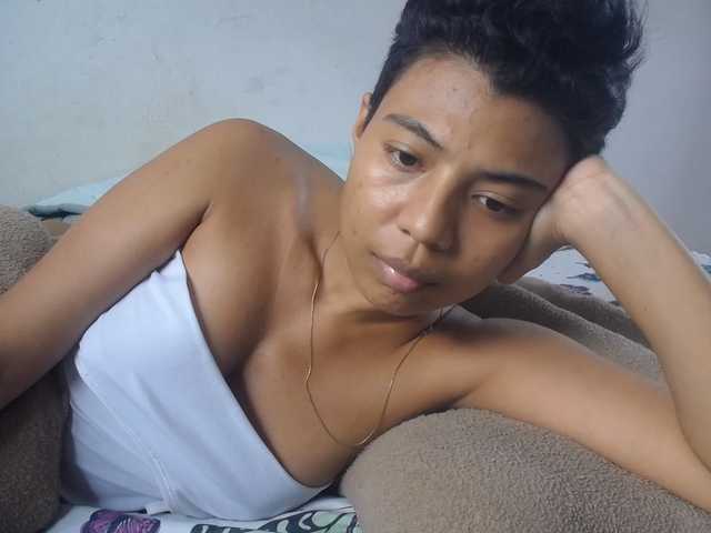 le modèle Katiuska_32 est en webcam porno dans un show sur le site bongacams, il possède les tags suivants: Latino/Hispanic,Brunette,Trimmed