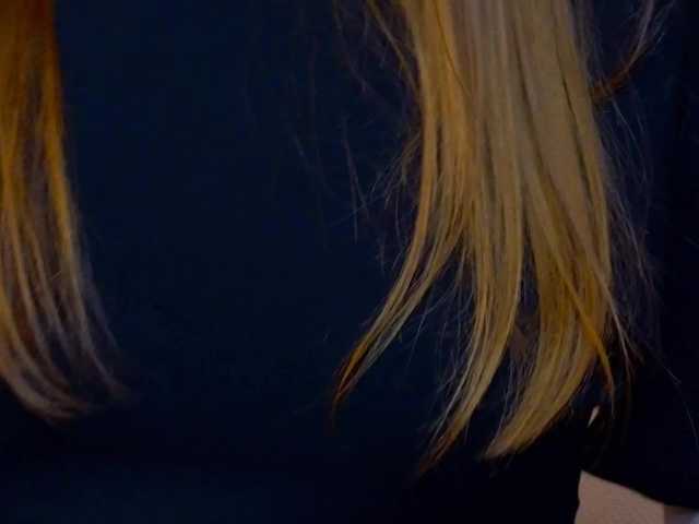 CrystalDiva's BongaCams show and profile