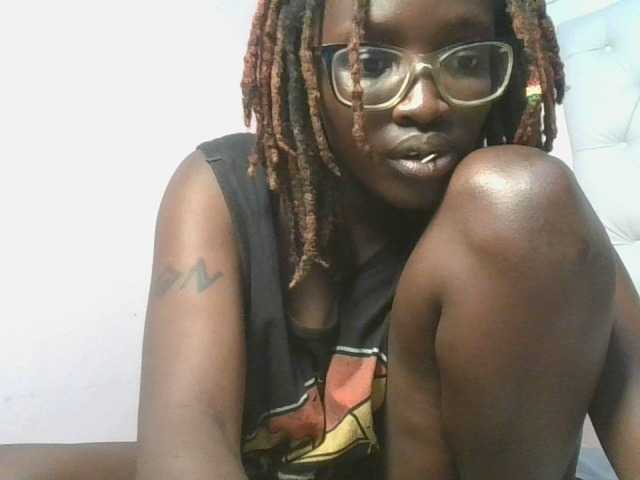 le modèle SweetAryy est en webcam porno dans un show sur le site bongacams, il possède les tags suivants: Ebony,Brunette,Hairy