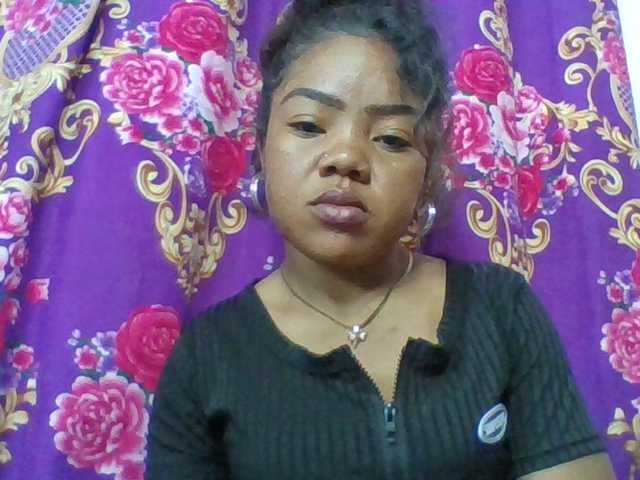 Elyah1a — live female cam