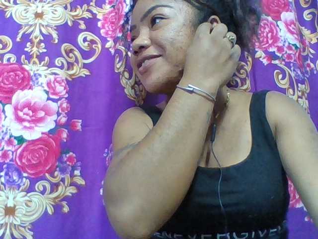 le modèle Elyah1a est en webcam porno dans un show sur le site bongacams, il possède les tags suivants: Ebony,Brunette,Shaved