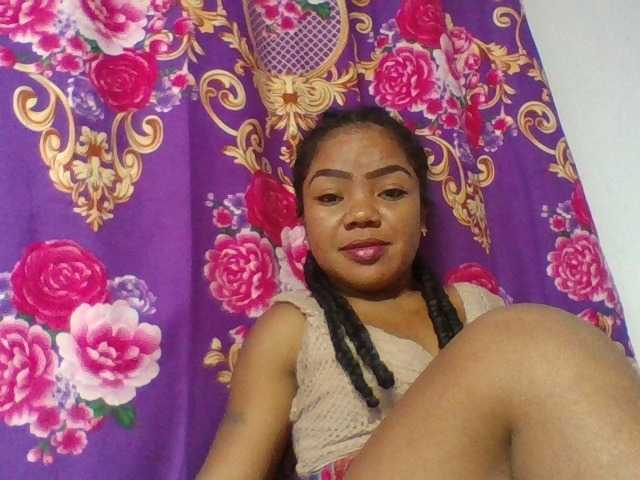 le modèle Elyah1a est en webcam porno dans un show sur le site bongacams, il possède les tags suivants: Ebony,Brunette,Shaved