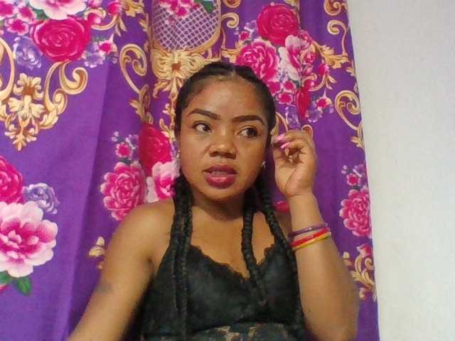 le modèle Elyah1a est en webcam porno dans un show sur le site bongacams, il possède les tags suivants: Ebony,Brunette,Shaved