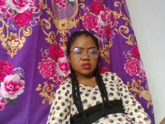 le modèle Elyah1a est en webcam porno dans un show sur le site bongacams, il possède les tags suivants: Ebony,Brunette,Shaved