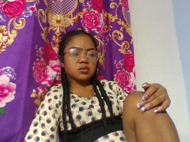 le modèle Elyah1a est en webcam porno dans un show sur le site bongacams, il possède les tags suivants: Ebony,Brunette,Shaved