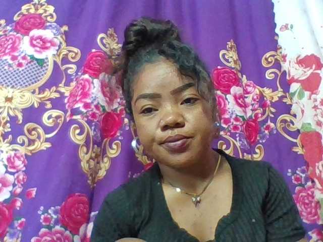 Elyah1a — live female cam