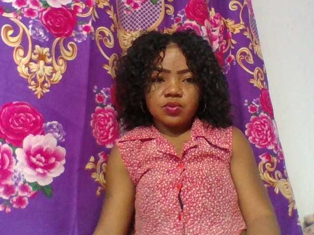 le modèle Elyah1a est en webcam porno dans un show sur le site bongacams, il possède les tags suivants: Ebony,Brunette,Shaved