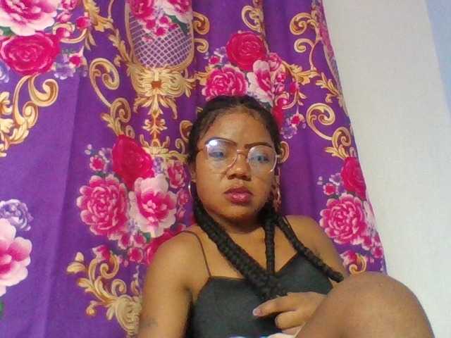 le modèle Elyah1a est en webcam porno dans un show sur le site bongacams, il possède les tags suivants: Ebony,Brunette,Shaved