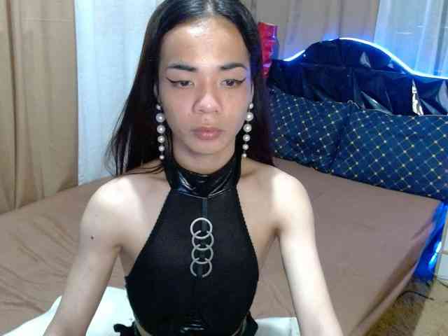 Este modelo está en vivo ahora. littleslutprincess18