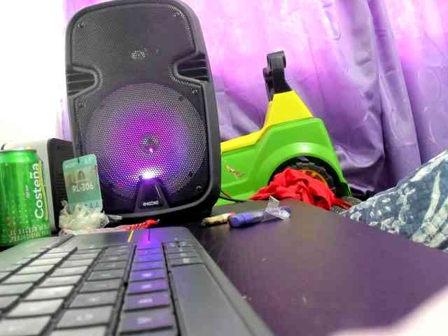 Jeniferbody webcam