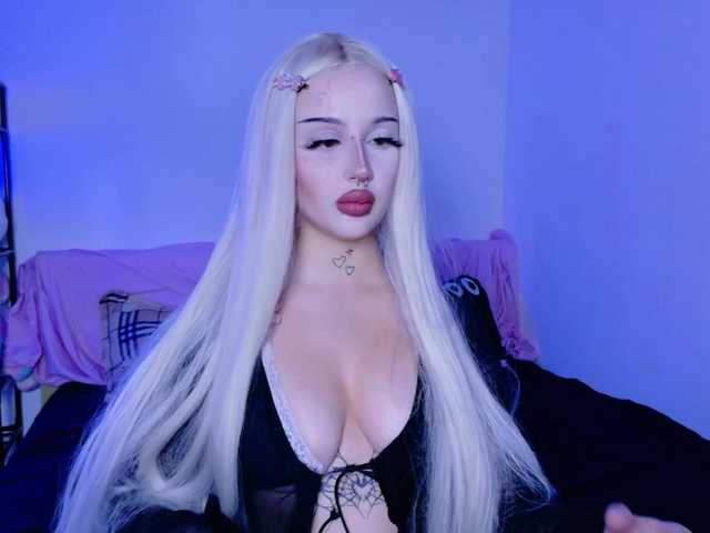 lolykari live cam on BongaCams
