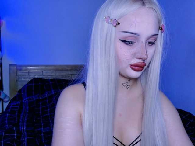lolykari live cam on BongaCams