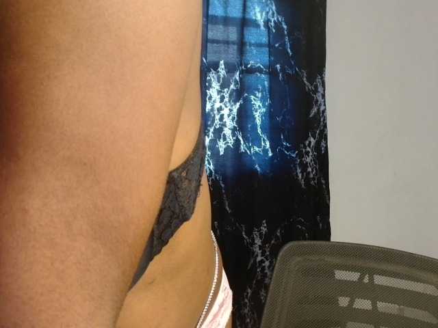 Creamy-blueberry webcam bongacams model stream image