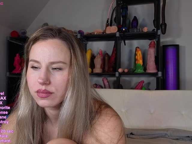 HayleeXX's BongaCams show and profile