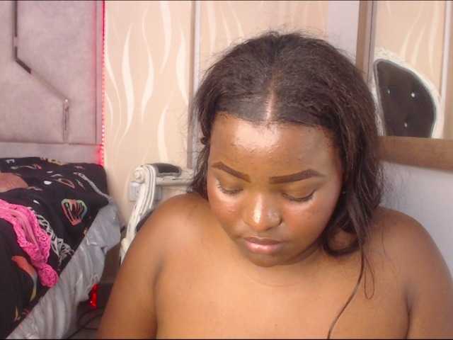 SaraThomas live cam on BongaCams
