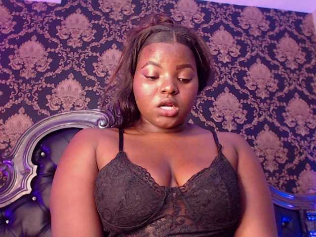 SaraThomas live cam on BongaCams