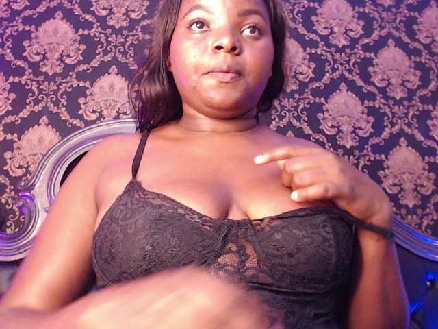 SaraThomas live cam on BongaCams