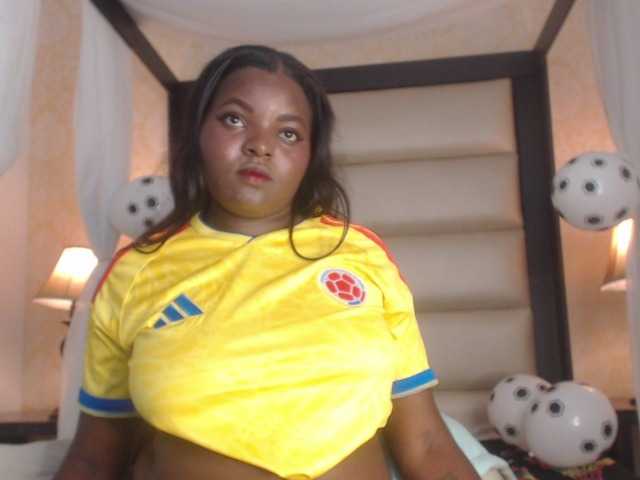 SaraThomas live cam on BongaCams