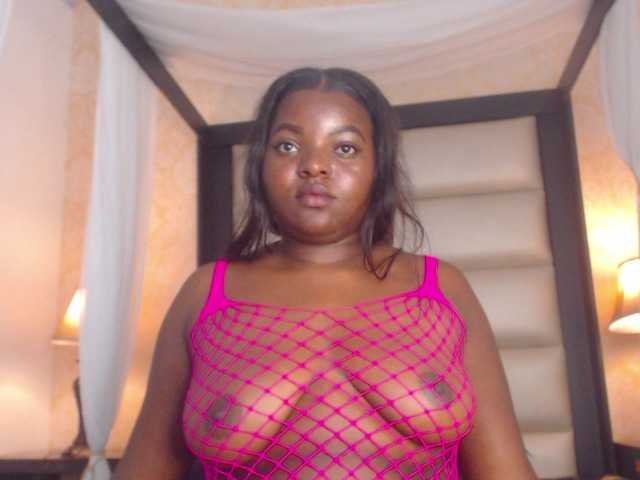 SaraThomas live cam on BongaCams