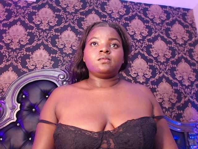 SaraThomas live cam on BongaCams