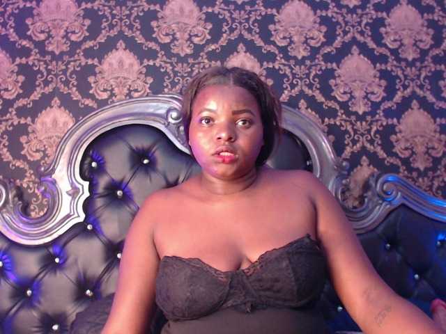 SaraThomas live cam on BongaCams