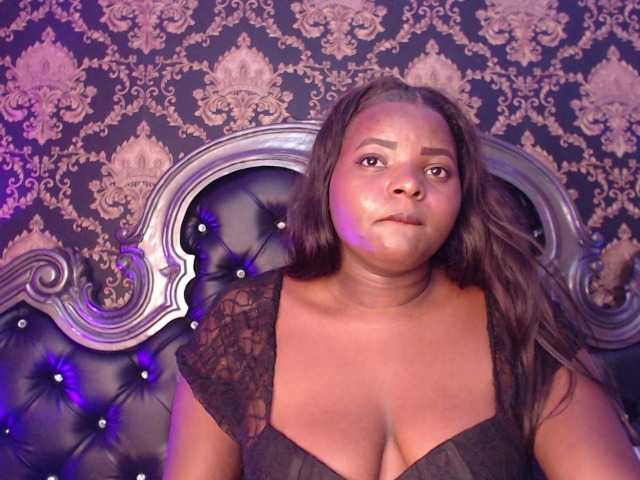 SaraThomas live cam on BongaCams