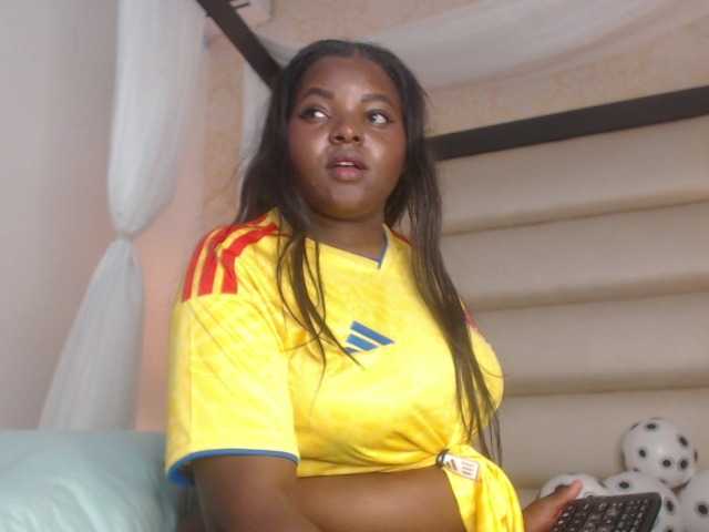 SaraThomas live cam on BongaCams