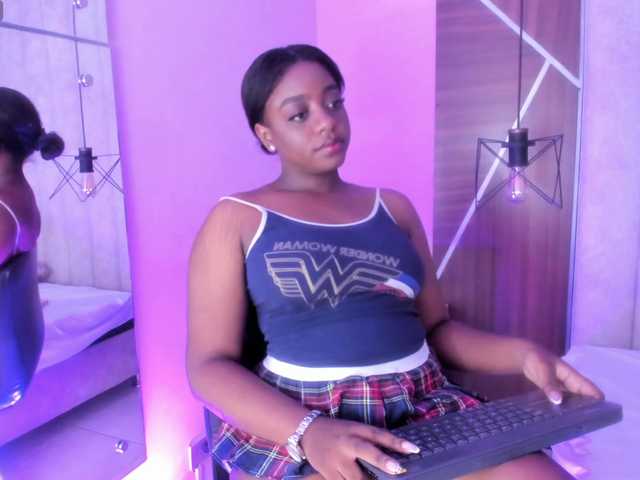 le modèle HANNA-ROUSE est en webcam porno dans un show sur le site bongacams, il possède les tags suivants: Ebony,Brunette,Trimmed