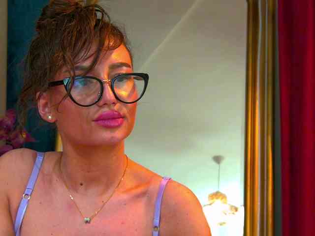 Modella: BrunetteBombix