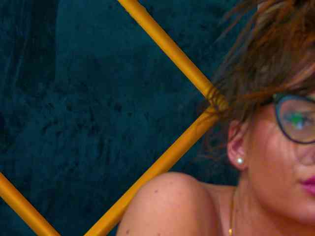 Modella: BrunetteBombix