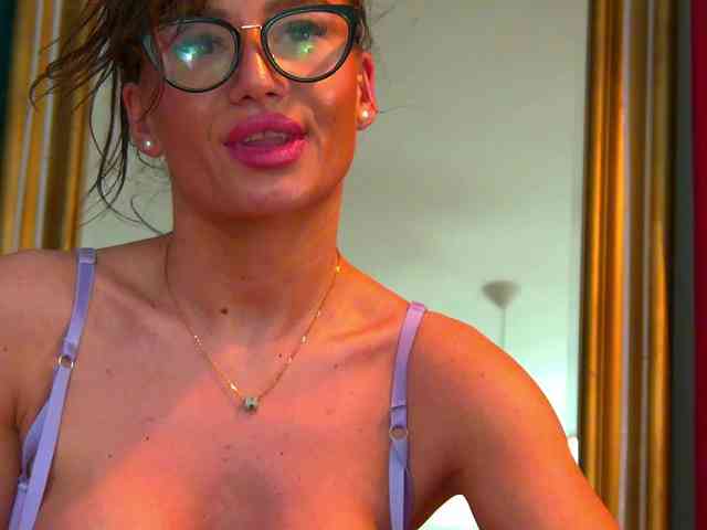 Modella: BrunetteBombix