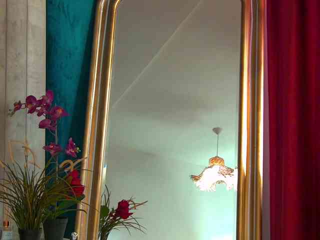 Modella: BrunetteBombix