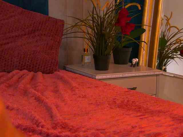 Modella: BrunetteBombix