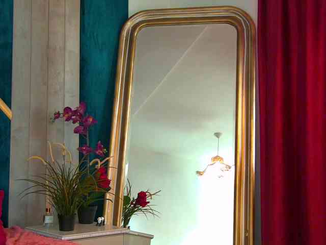 Modella: BrunetteBombix