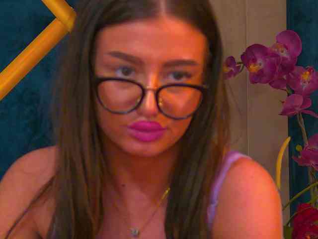 BrunetteBombix webcam