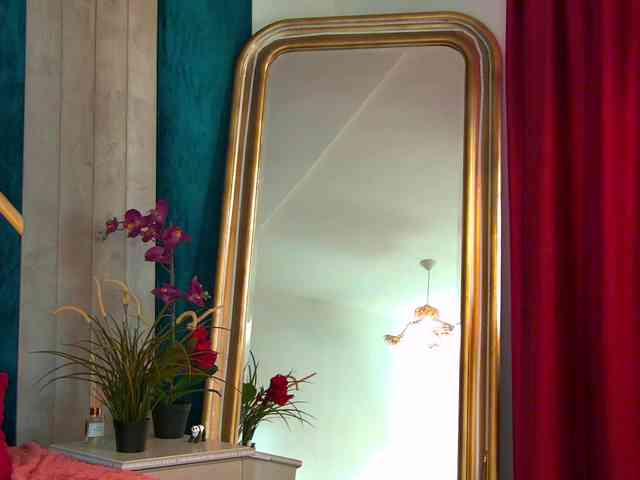 Modella: BrunetteBombix