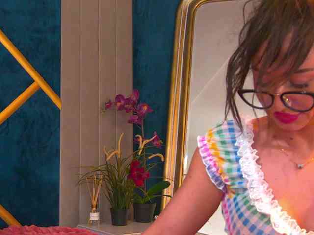 Modella: BrunetteBombix