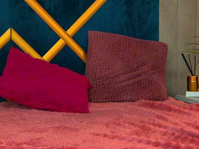 BrunetteBombix webcam