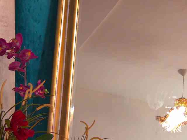 Modella: BrunetteBombix