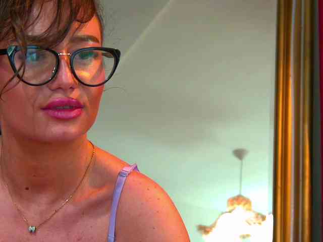 Modella: BrunetteBombix