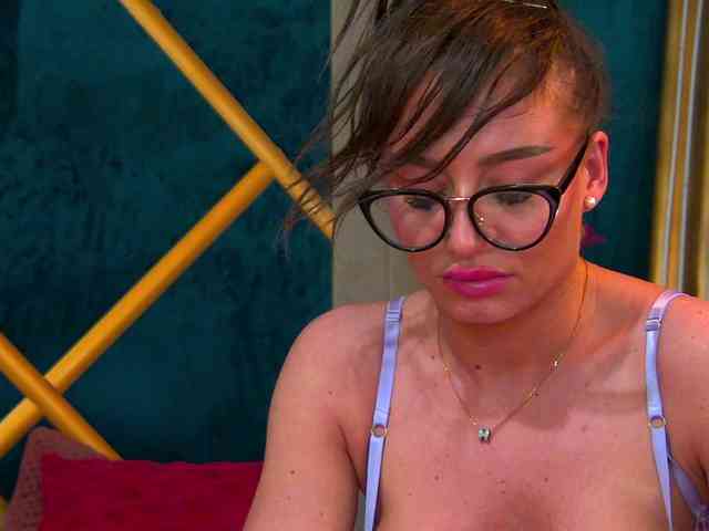 Modella: BrunetteBombix