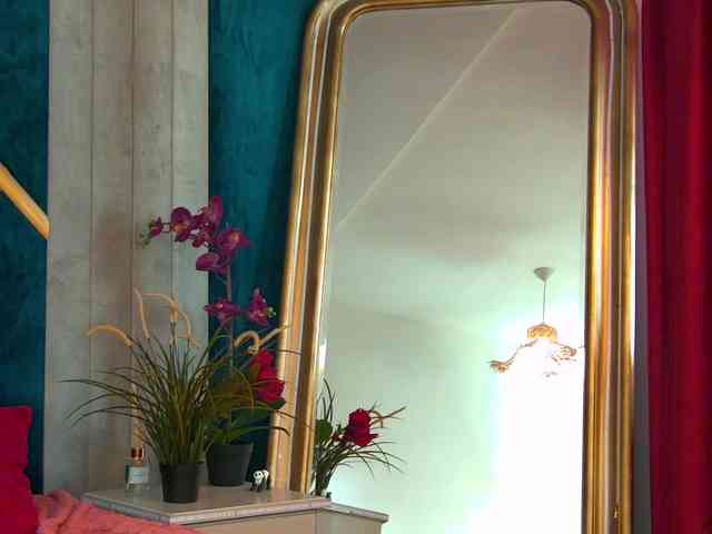 Modella: BrunetteBombix