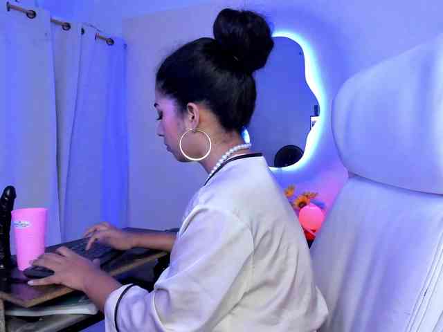 NadiaKarim webcam