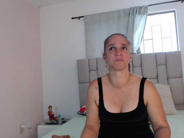 lilyrosee1 live cam on BongaCams
