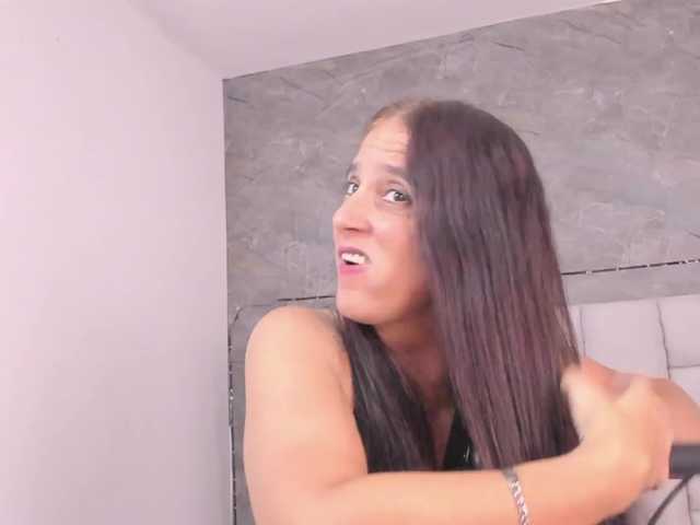 lilyrosee1 live cam on BongaCams