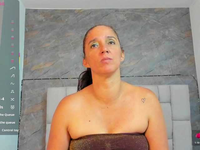 lilyrosee1 live cam on BongaCams